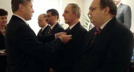 Wojewoda Podlaski Jan Dobrzyński przypina odznaki za zasługi na rzecz społeczności...