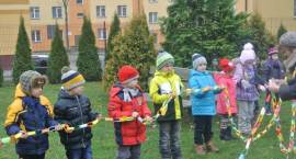 Dzieci z Miejskiego Przedszkola Nr 1 oraz uczniowie Szkoły Podstawowej Nr 4 w Zambrowie...