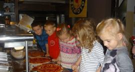 Przedszkolaki z wizytą w pizzerii