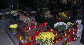 Groby: ks Prałata Henryka Kulbata oraz ks prałata Lucjana Grajewskiego /Fot. G.Zawistowski