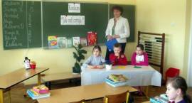 Uczniowie SP4 z klasy IIb - czytają z rodzicami