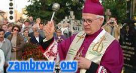 Ks. Abp. Józef Michalik poświęcił pomnik na grobie ks. Henryka Kulbata /Fot. GZAW