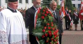 Wieniec pod pomnikiem Żołnierzy 71. PP składają ks. proboszcz Heliodor Sawicki,...