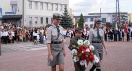 Uczniowie SP4 składają wieniec pod pomnikiem 71. Pułku Piechoty