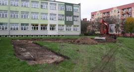 Budowa placu zabaw przy Szkole Podstawowej nr 3 w Zambrowie. Stan prac na: 1.10.2010r.