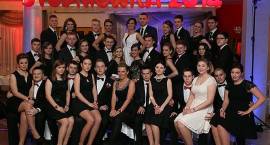 Studniówka Zespołu Szkół Ogólnokształcących - zdjęcia grupowe /Foto Piotrowscy