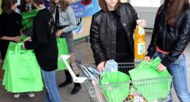 Harcerze rozdają kupione przez Urząd Miasta ekologiczne torby na zakupy wielokrotnego...