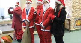Wolontariusze pomagali Mikołajowi w rozdawaniu świątecznych paczek