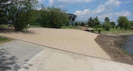 Zalew miejski pięknieje - nowy pomost i usypana plaża