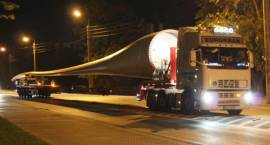 Przejazd Tirów z śmigłąmi elektrowni wiatrowej przez Zambrów
