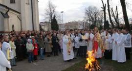 Liturgia w czasie Wielkiej Soboty w kościele pw. Trójcy Przenajświętszej /Fot. Jarosław...