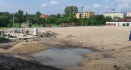Przygotowanie tereny przy Pływalni Delfin na boiska do siatkówki plażowej