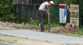 Trwają ostatnie prace przy budowie chodników wzdłuż Al.Woj.Pol. /Fot. 2008.08.25...