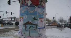 Plakat o konieczności dokarmiania ptaków przedszkolaki powiesiły na słupie ogłoszeniowym