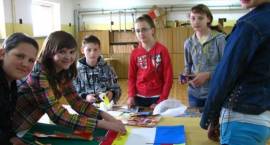 Uczniowie Szkoły Podstawowej w Kołakach Kościelnych wykonują plakat na konkurs, w...