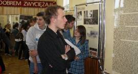 Wustawa ks. Jerzego Popiełuszki w Zespole Szkół Agroprzedsiębiorczości.