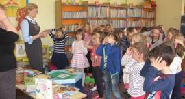 Majowe spotkania z przedszkolakami w bibliotece