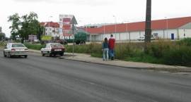 Ul. Białostocka, w tym miejscu powinien być zjazd (25.08.2004 r.) /Fot. GZAW
