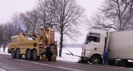 Skutki poślizgu w okolicach m. Sikory w dn. 23.02.2009 r. /Fot. SOS ASSISTANCE Marek...