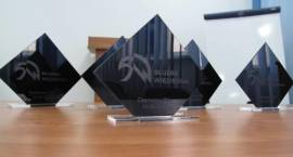 Pamiątkowe statuetki przygotowane z okazji spotkania