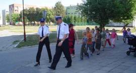 Policjanci uczą dzieć bezpiecznego zachowania na drodze /Fot. Emil Jasionowski