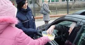Policjanci i uczniowie SP5 wręczali kierowcom cytryny i jabłka