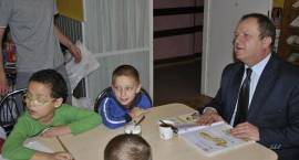 Starosta czytał dzieciom/ fot. Starostwo Powiatowe w Zambrowie