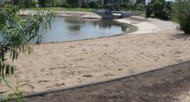 Zalew miejski pięknieje - nowy pomost i usypana plaża