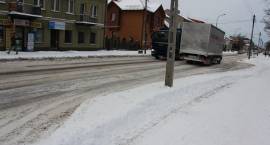 Nawrót zimy. Bardzo trudne warunki na drogach i chodnikach