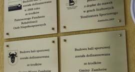 Tabliczki pamiątkowe przy wejściu głównym /Fot. Grzegorz Zawistowski