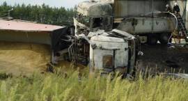 Skutki zderzenia czołowego dwóch TIRów na drodze nr 8 w okolicach Szumowa (20.08.2008...