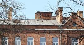 Rozpadający się komin straszy przechodniów