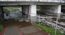 Stan rzeki Jabłonka w dn. 07.07.2011 r. g. 13.30. Zalane przejście dla pieszych pod...