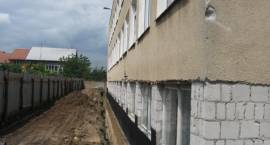 Trwają prace remontowe na zewnątrz jednego skrzydła budynku SP4