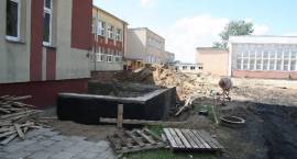 Trwa budowa Orlika przy Szkole Podstawowej nr 5 w Zambrowie