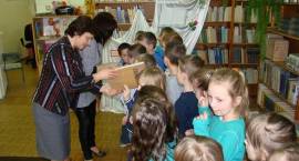 Pierwszoklasiści „Piątki” pasowani na czytelnika