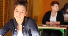 Maturzyści napisali egzamin z matematyki, przed nimi jeszcze obowiązkowy języn obcy,...