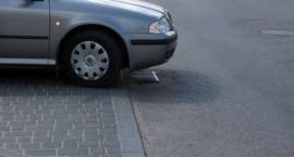 Zapadnięta kratka na Al. Woj. Pol. przy wyjeżdzie z osiedla 71. Pułku Piechoty