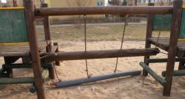 drewniany, ruchomy element na łańcuchach, służący do przechodzenia z jednej strony na...