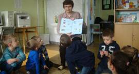 Przedszkolaki z wizytą w szkolnej bibliotece