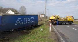 Ciągnik siodłowy z naczepą znalazł się w rowie