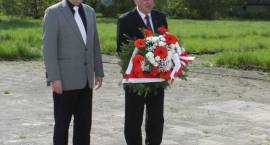 Delegacja władz miasta złożyła wieniec na cmentarzu żołnierzy radzieckich w Zambrowie 