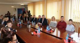 Młodzi laureaci konkursów przedmiotowych nagrodzeni przez burmistrza