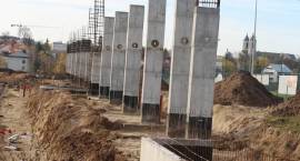 Kładą murawę na stadionie