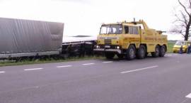Nowa ciężarówka Volvo w rowie /Fot. SOS ASSISTANCE - Marek Rytelewski