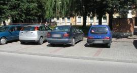 Zambrów. Przykłady źle zaparkowanych samochodów. Cykl artykułów Parkuj z głową - myśl o...