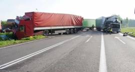Skutki zderzenia, w którym udział brały 4 ciągniki siodłowe z naczepami, w poniedziałek...