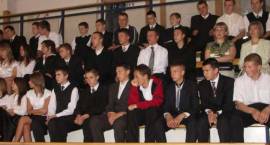 Absolwenci 2007/2008 Miejskiego Gimnazjum nr 1 w Zambrowie podczas uroczystości...