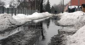 Ul. Ogrodowa. Najniższa jej część zalana jest kilkunastocentymetrową warstwą wody