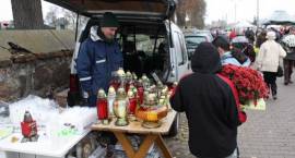 Znicze i chryzantemy można kupić przy wejściu na cmentarze. Tu: ul. ks. M. Krajewskiego...